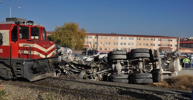 Beton Mikseri Tren Lokomotifine Çarptı