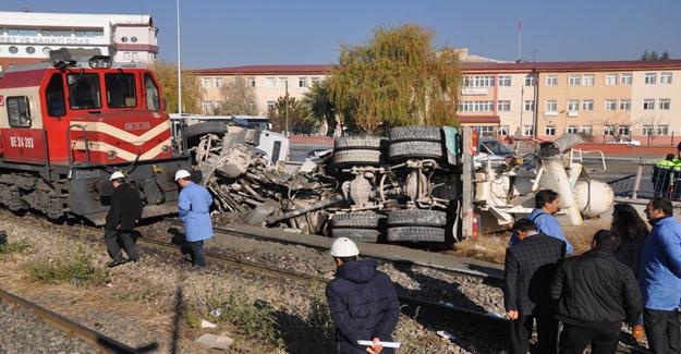 Beton Mikseri Tren Lokomotifine Çarptı