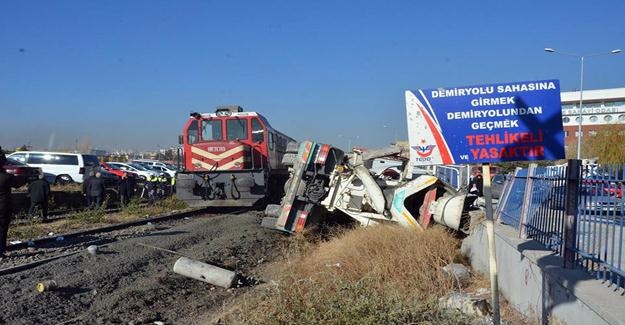 Beton Mikseri Tren Lokomotifine Çarptı