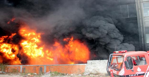 Bayrampaşa'da plastik fabrikasındaki yangın görüntüleri