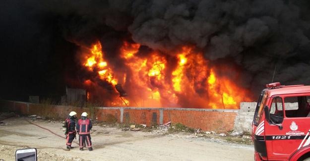 Bayrampaşa'da plastik fabrikasındaki yangın görüntüleri