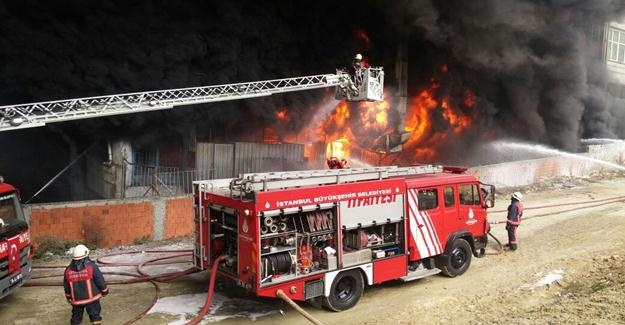 Bayrampaşa'da plastik fabrikasındaki yangın görüntüleri