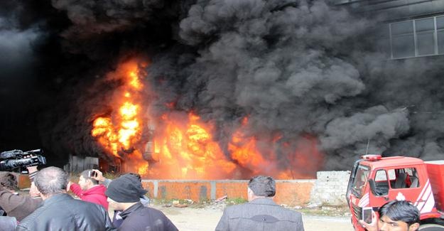Bayrampaşa'da plastik fabrikasındaki yangın görüntüleri