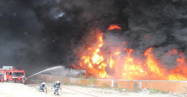 Bayrampaşa'da plastik fabrikasındaki yangın görüntüleri