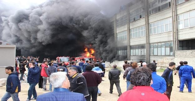 Bayrampaşa'da plastik fabrikasındaki yangın görüntüleri