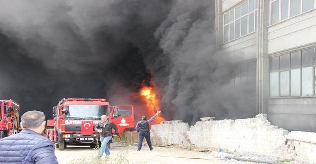 Bayrampaşa'da plastik fabrikasındaki yangın görüntüleri