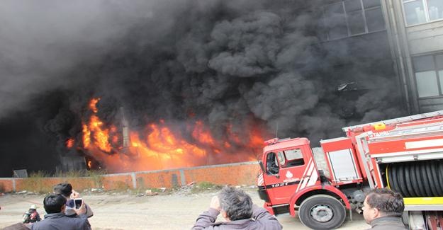 Bayrampaşa'da plastik fabrikasındaki yangın görüntüleri