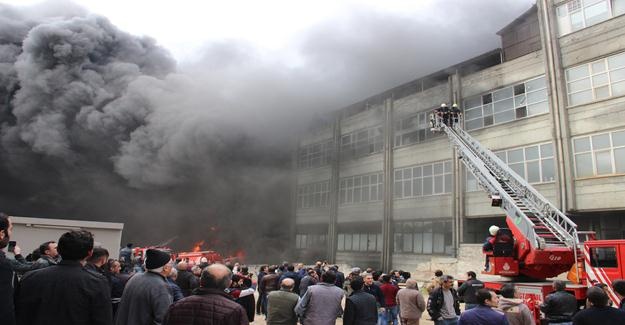 Bayrampaşa'da plastik fabrikasındaki yangın görüntüleri