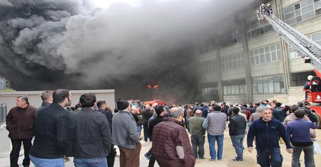 Bayrampaşa'da plastik fabrikasındaki yangın görüntüleri