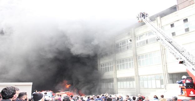 Bayrampaşa'da plastik fabrikasındaki yangın görüntüleri