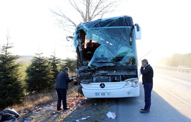 Eskişehir’de kamyon ile yolcu otobüsü çarpıştı