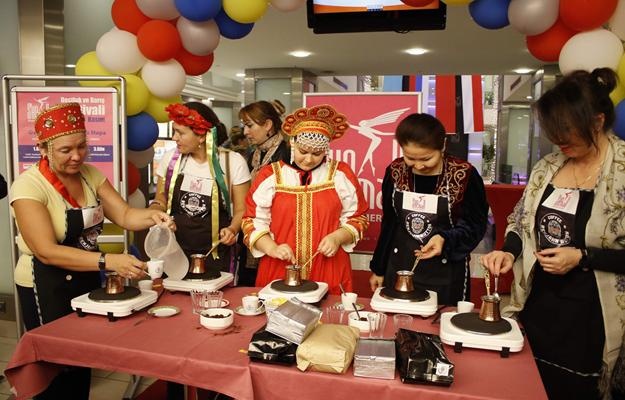 Yabancı gelinler en güzel Türk kahvesini yapmak için yarıştı