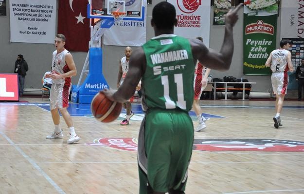 Basketbolcular hakemi sakatladı