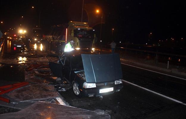 Manisa’da tır otomobile çarptı