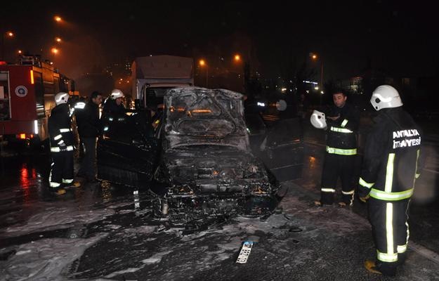 Antalya'da zincirleme kazada bir araç alev topuna döndü