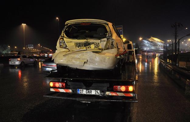 Antalya'da zincirleme kazada bir araç alev topuna döndü