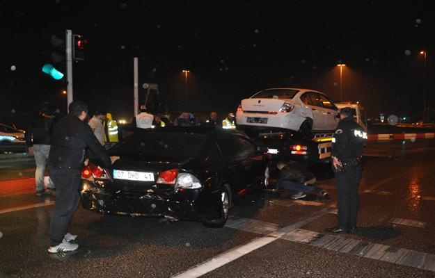 Antalya'da zincirleme kazada bir araç alev topuna döndü