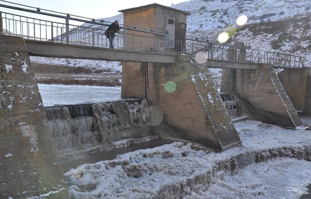 Sibirya soğukları baraj dondurdu