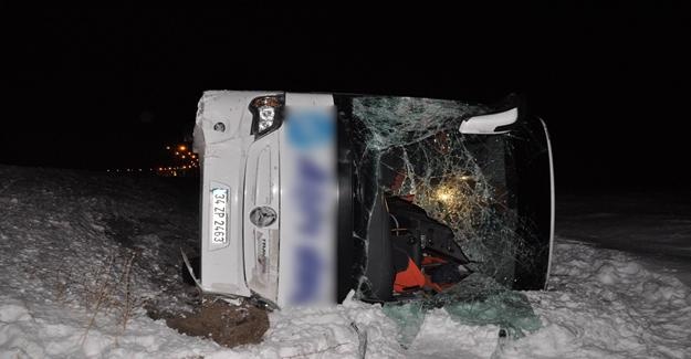 Buzlu yolda trafik kazası: 33 yaralı