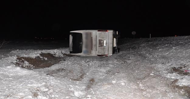 Buzlu yolda trafik kazası: 33 yaralı