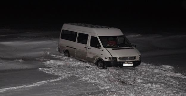 Buzlu yolda trafik kazası: 33 yaralı