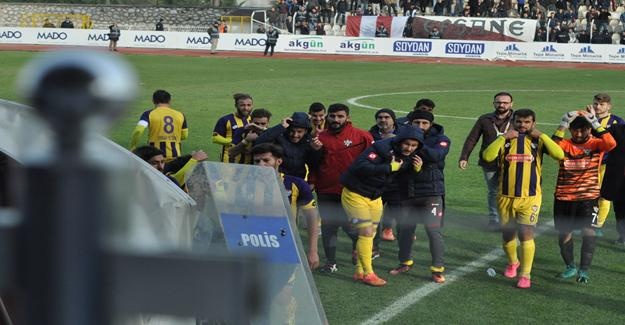 İnegölspor - Eyüpspor maçında sahaya yabancı madde yağdı