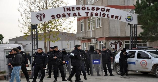 İnegölspor - Eyüpspor maçında sahaya yabancı madde yağdı