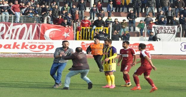 İnegölspor - Eyüpspor maçında sahaya yabancı madde yağdı