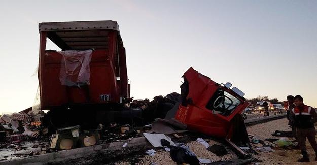 2 tır çarpıştı, içki şişeleri yola saçıldı