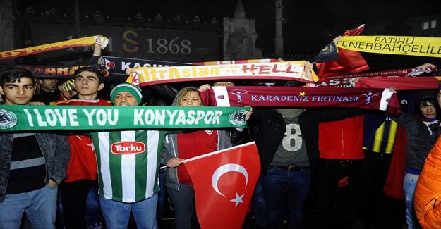 Tüm taraftarlar tek yürek teröre lanet okudu