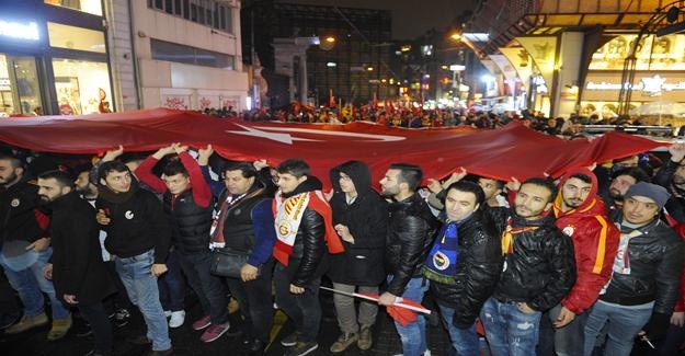 Tüm taraftarlar tek yürek teröre lanet okudu