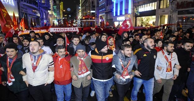 Tüm taraftarlar tek yürek teröre lanet okudu