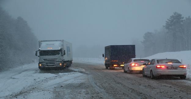 Zonguldak-Ereğli yolunda kar nedeniyle kilometrelerce kuyruk oluştu