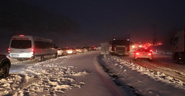 Zonguldak-Ereğli yolunda kar nedeniyle kilometrelerce kuyruk oluştu