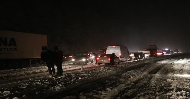 Zonguldak-Ereğli yolunda kar nedeniyle kilometrelerce kuyruk oluştu