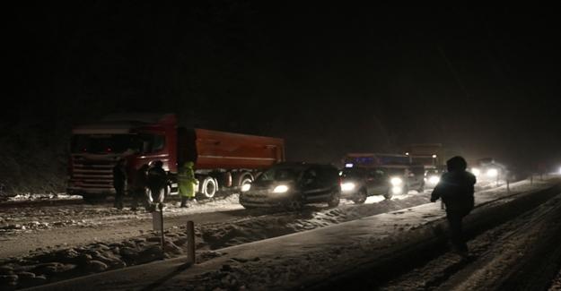 Zonguldak-Ereğli yolunda kar nedeniyle kilometrelerce kuyruk oluştu