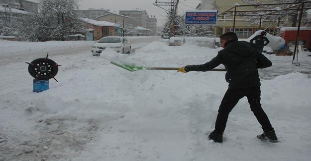 Van’da kar hayatı durma noktasına getirdi