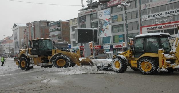 Van’da kar hayatı durma noktasına getirdi