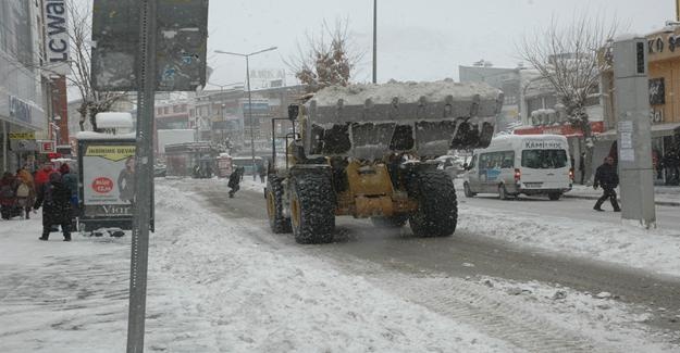 Van’da kar hayatı durma noktasına getirdi