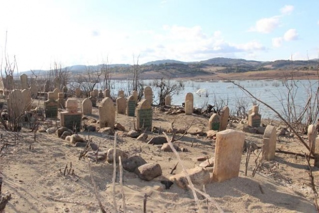 Sular çekildi, 900 yıllık köy ortaya çıktı