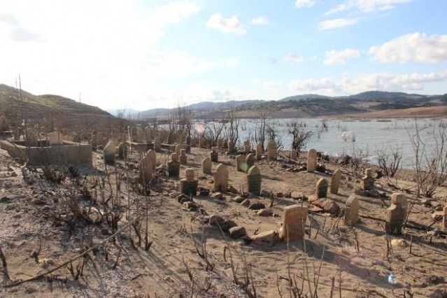 Sular çekildi, 900 yıllık köy ortaya çıktı