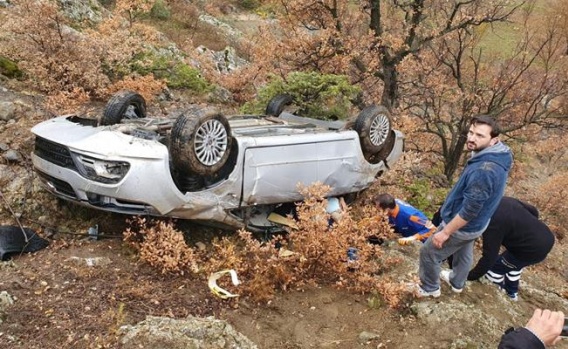 Gümüşhane'de otomobil uçuruma yuvarlandı