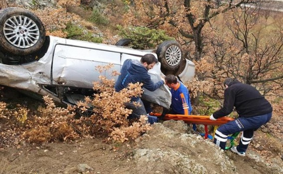 Gümüşhane'de otomobil uçuruma yuvarlandı