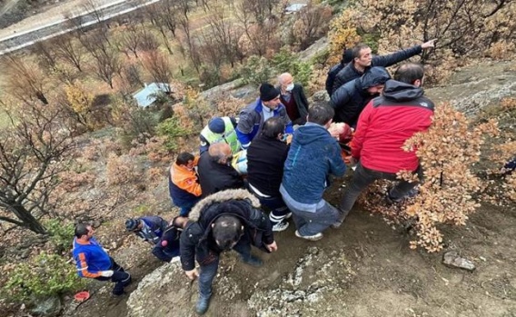 Gümüşhane'de otomobil uçuruma yuvarlandı