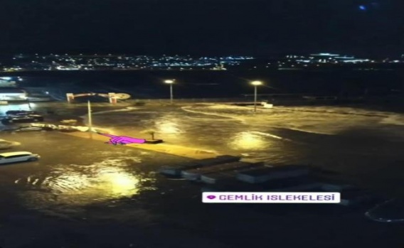 Gemlik'te deniz taştı, sahil sular altında kaldı