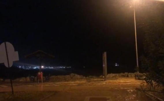 Gemlik'te deniz taştı, sahil sular altında kaldı