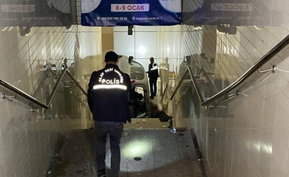 Bursa'da Otomobil Alt Geçide Yuvarlandı