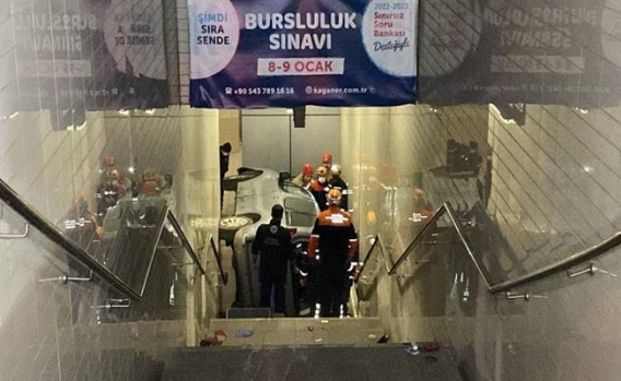 Bursa'da Otomobil Alt Geçide Yuvarlandı