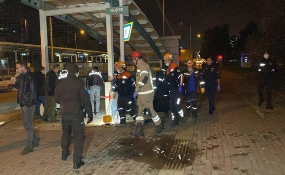 Bursa'da Otomobil Alt Geçide Yuvarlandı