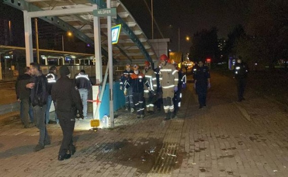 Bursa'da Otomobil Alt Geçide Yuvarlandı